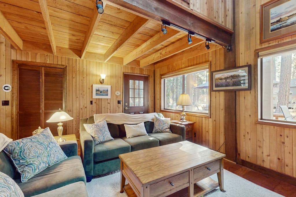 Cozy family friend home w/ private hot tub, gas grill & shared amenities