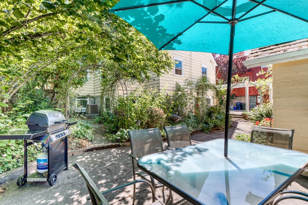 Cheerful home with patio & yard - walk to parks, trails & Hayward Field