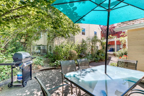 Cheerful home with patio & yard - walk to parks, trails & Hayward Field