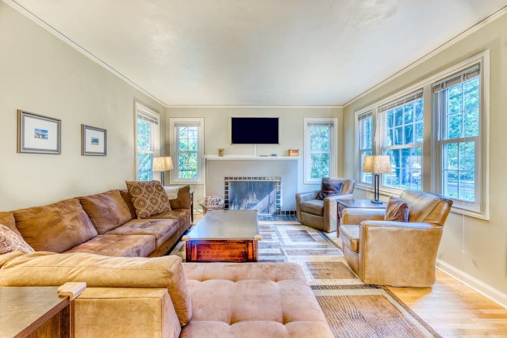 Cheerful home with patio & yard - walk to parks, trails & Hayward Field