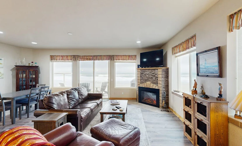 Oceanfront condo with spectacular ocean view - walk to beach