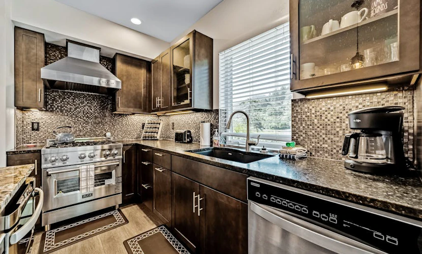 Beautiful apartments with fireplace, partial ocean views, washer/dryer, grill