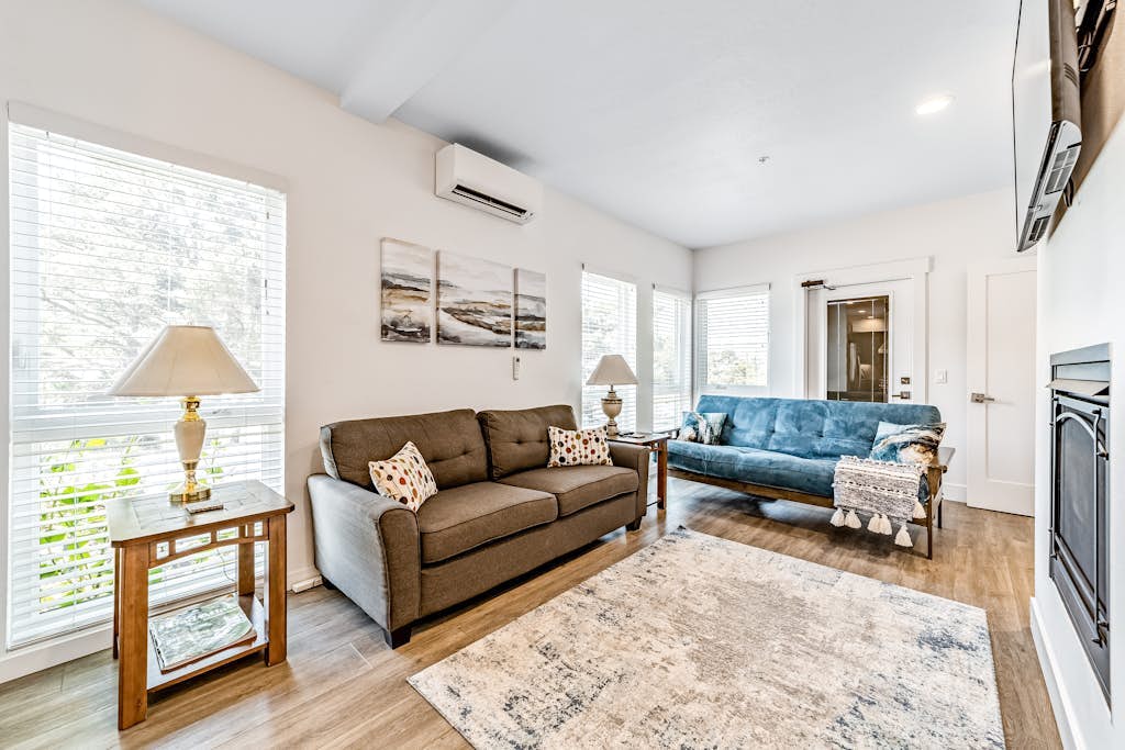 Beautiful apartments with fireplace, partial ocean views, washer/dryer, grill