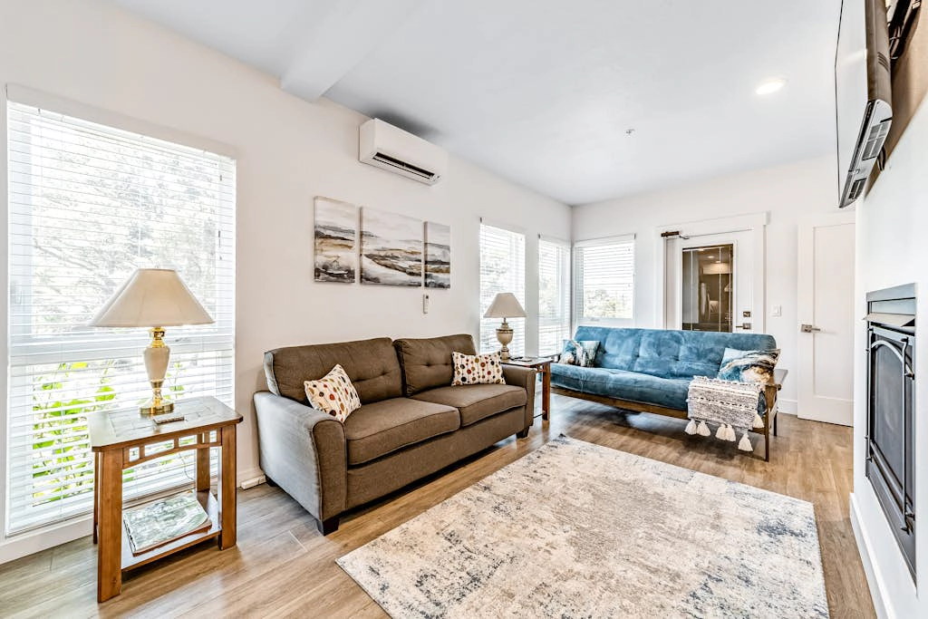 Beautiful apartments with fireplace, partial ocean views, washer&dryer, grill