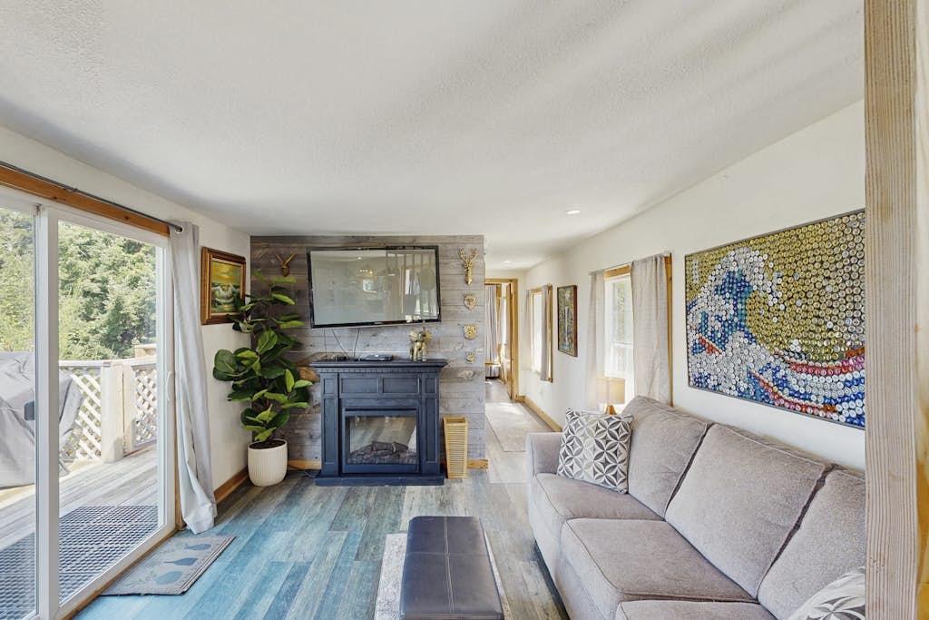 Dog-friendly cabin tucked Into the trees with WiFi, washer&dryer, & ocean views