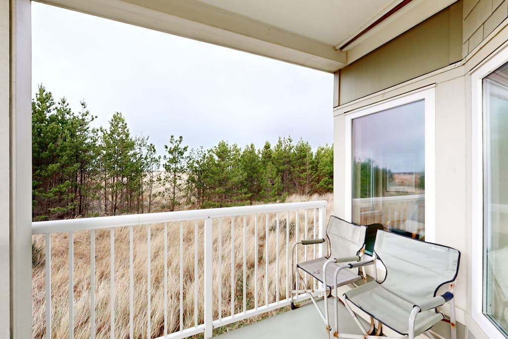 Oceanfront Condo with stunning views, WIFI, W/D, fireplace, & great location