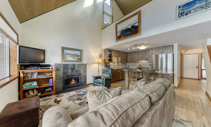 Condo in Great Location, View of Golf Course & SHARC Passes - Dogs OK