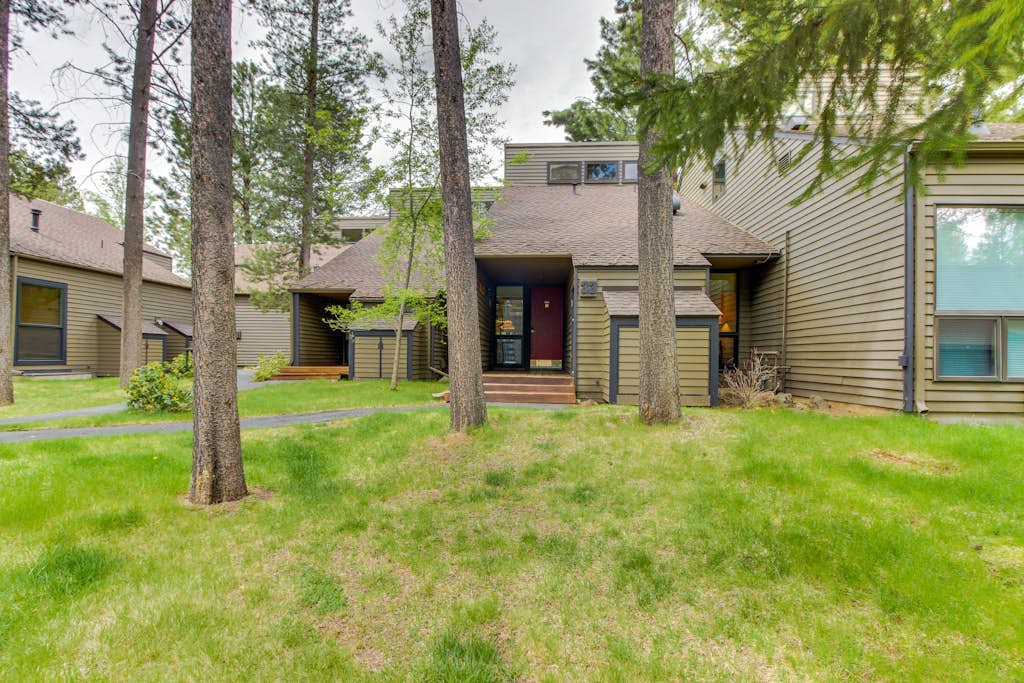 Condo in Great Location, View of Golf Course & SHARC Passes - Dogs OK