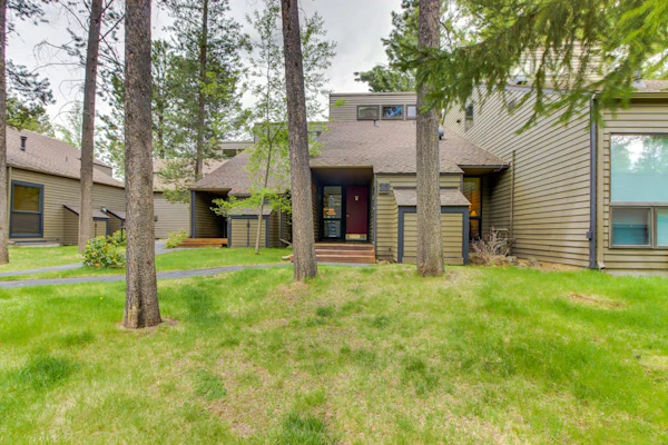 Condo in Great Location, View of Golf Course & SHARC Passes - Dogs OK