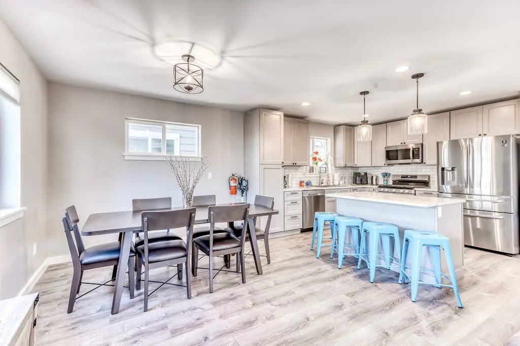 Modern home with fenced yard, 4 blocks from the beach & downtown
