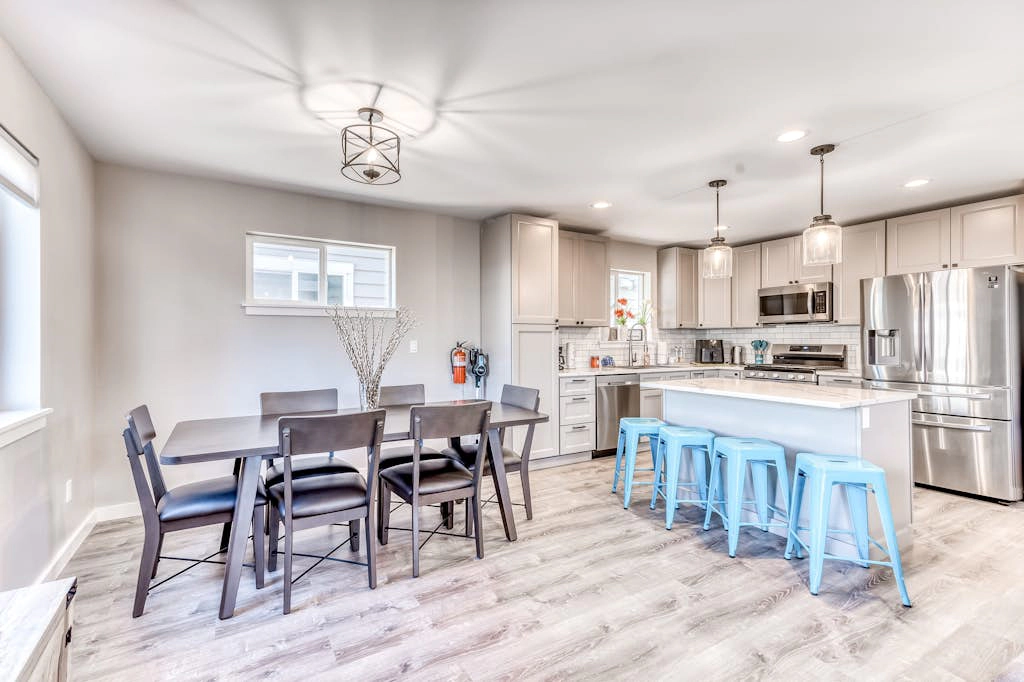 Modern home with fenced yard, 4 blocks from the beach & downtown