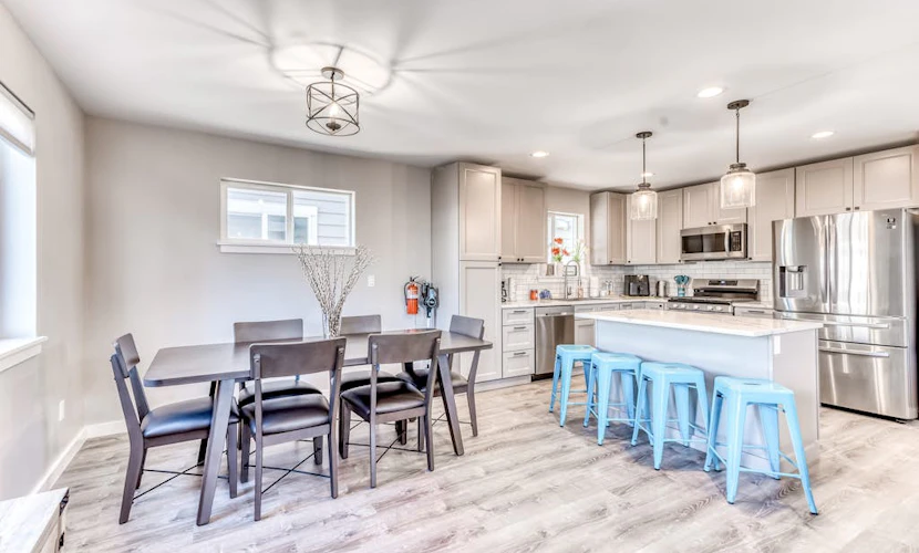 Modern home with fenced yard, 4 blocks from the beach & downtown