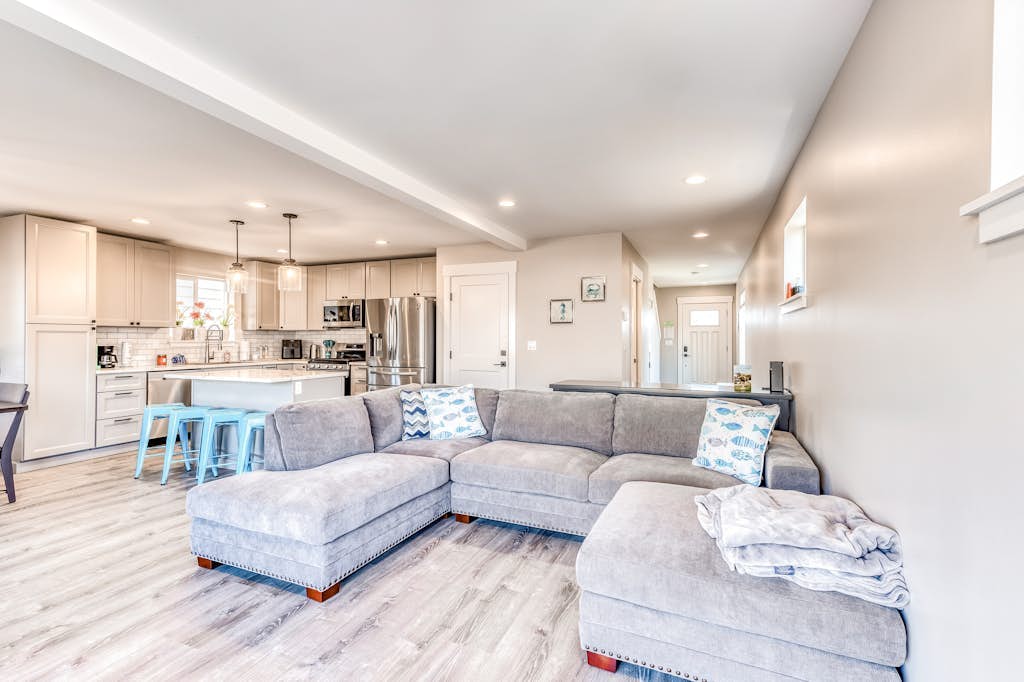 Modern home with fenced yard, 4 blocks from the beach & downtown