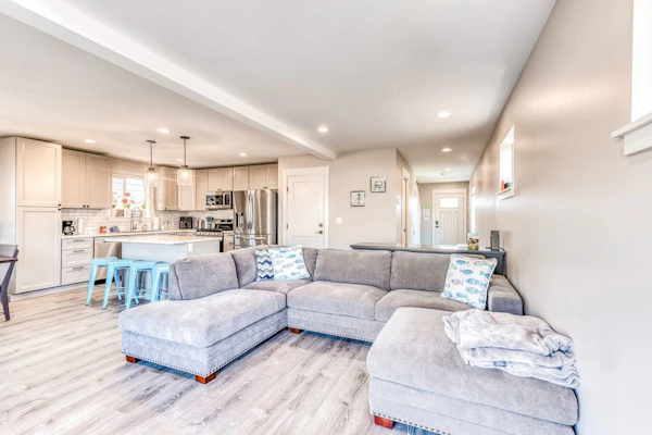 Modern home with fenced yard, 4 blocks from the beach & downtown