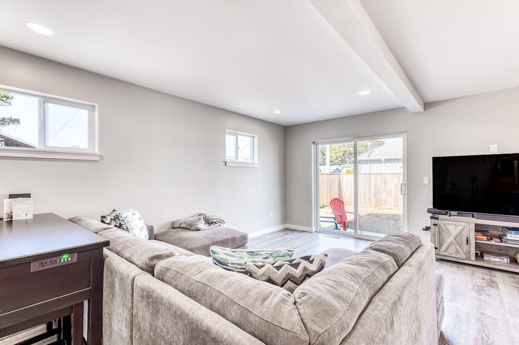 Modern home with fenced yard, 4 blocks from the beach & downtown
