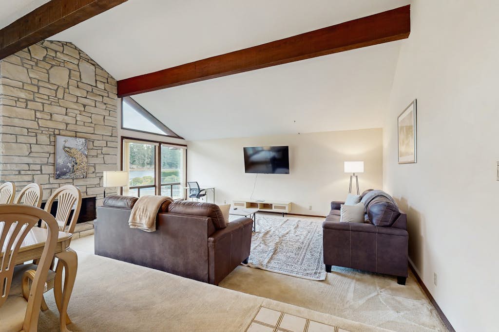 Spacious dog-friendly home on the lake with yard, full kitchen, washer & dryer