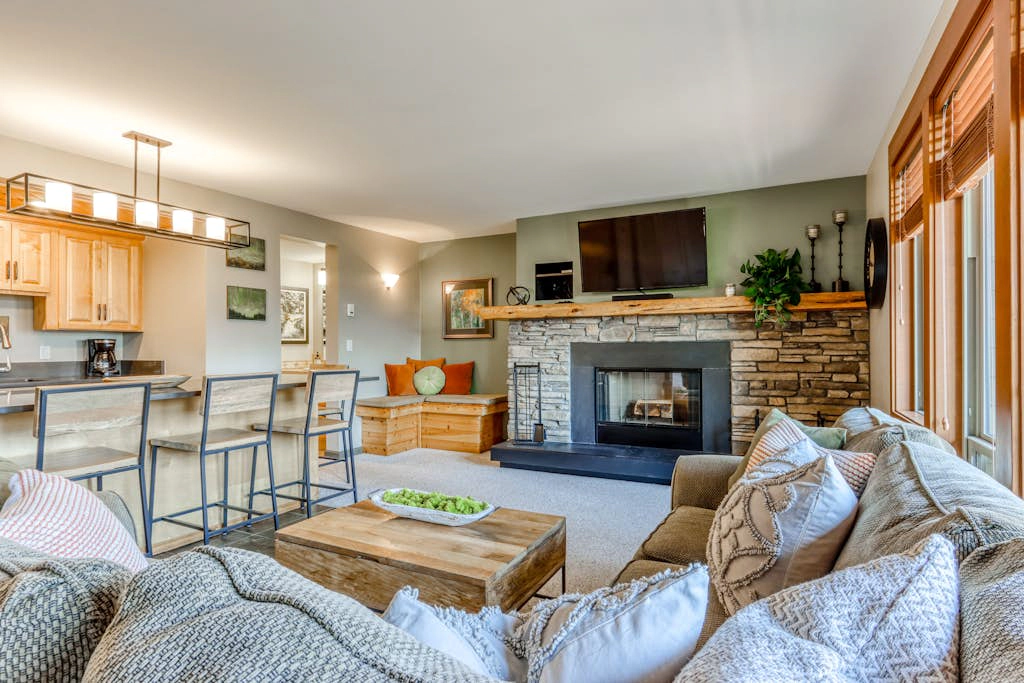 Beautiful Bend home with shared pools & hot tubs & free WiFi - close to hikes
