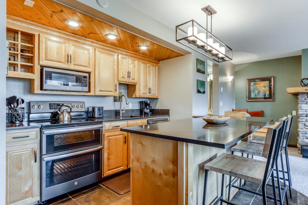 Beautiful Bend home with shared pools & hot tubs & free WiFi - close to hikes