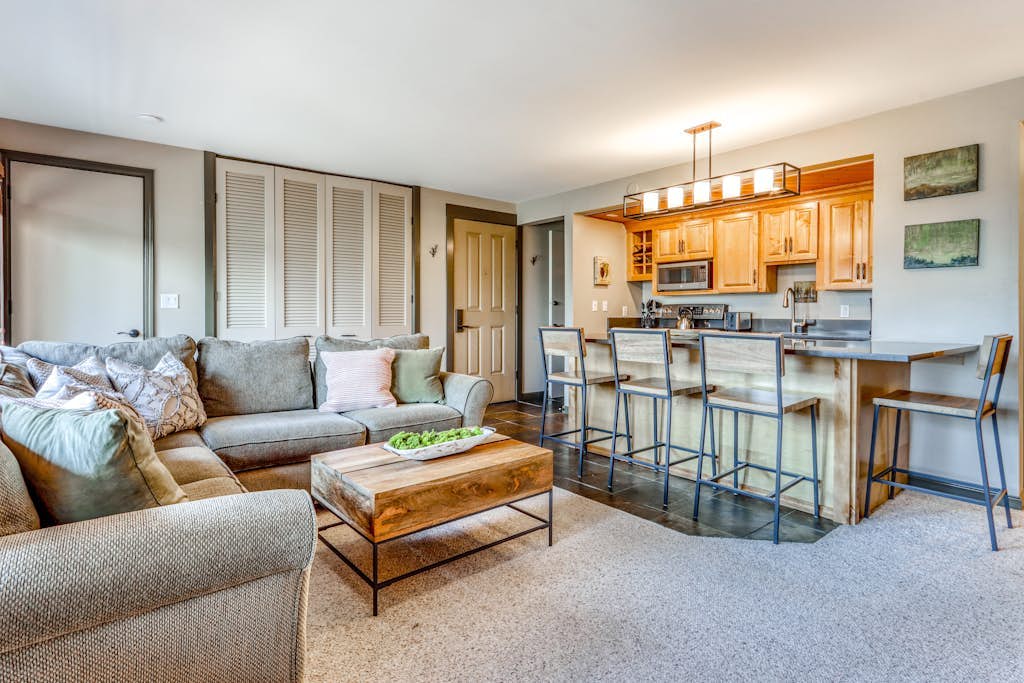 Beautiful Bend home with shared pools & hot tubs & free WiFi - close to hikes