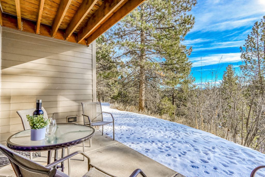 All-Suite Alpine Getaway - Pools, Hot Tubs & Golf - Shuttle to Ski Mountain