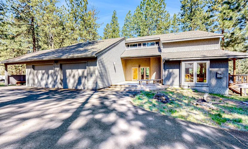 Mountain-view ranch house with fireplace, W&D, central AC & bikes - dog-friendly