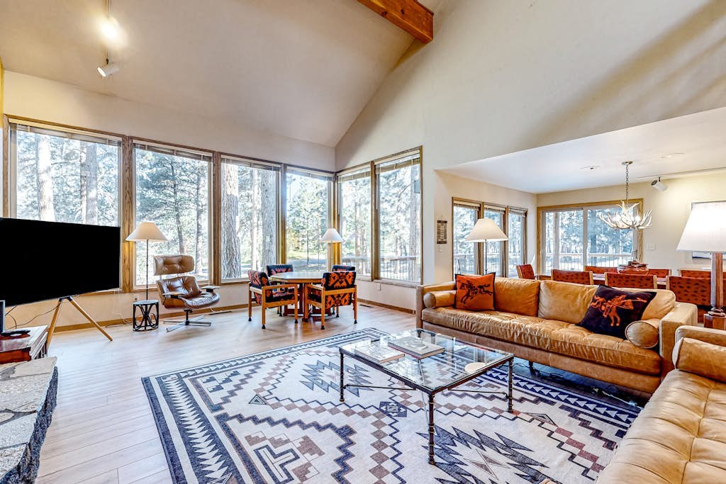 Mountain-view ranch house with fireplace, W&D, central AC & bikes - dog-friendly