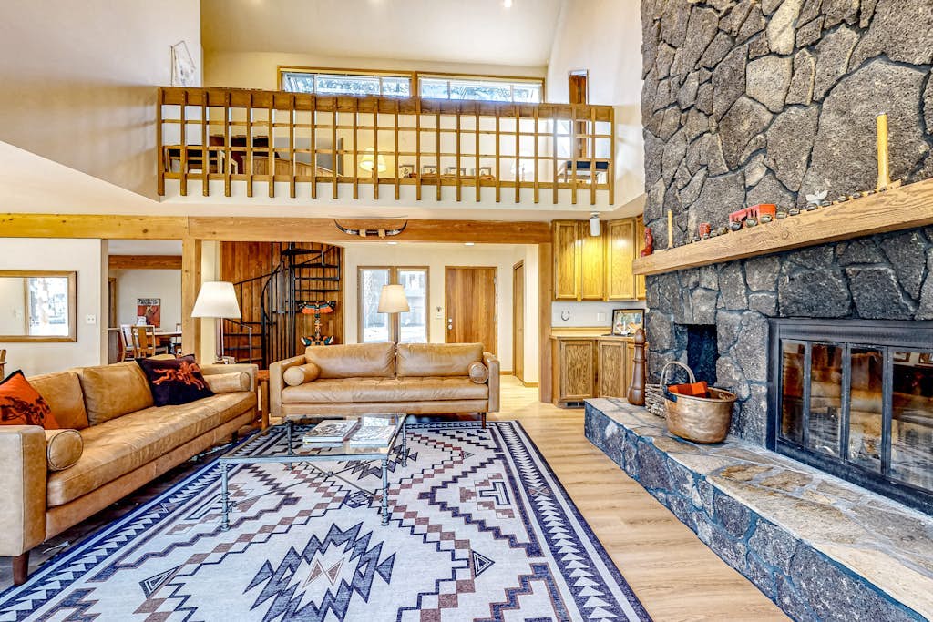 Mountain-view ranch house with fireplace, W&D, central AC & bikes - dog-friendly