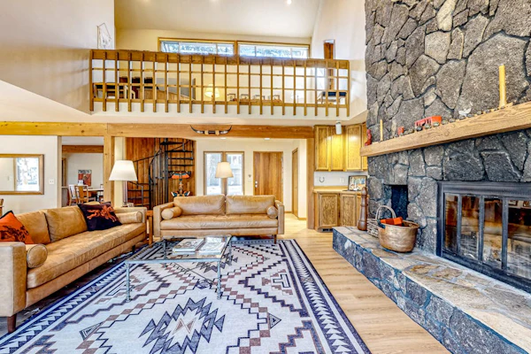Mountain-view ranch house with fireplace, W&D, central AC & bikes - dog-friendly