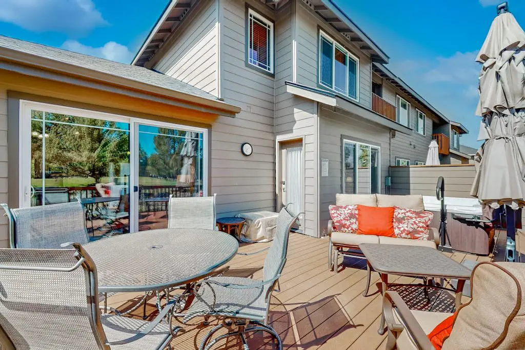 Relaxation & Adventure in Eagle Crest - Charming Townhouse with Resort Amenities