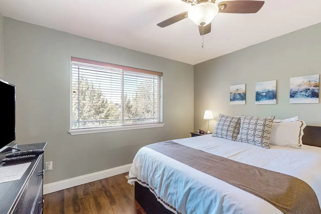Relaxation & Adventure in Eagle Crest - Charming Townhouse with Resort Amenities