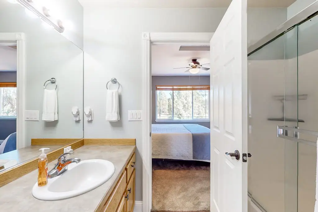 Relaxation & Adventure in Eagle Crest - Charming Townhouse with Resort Amenities
