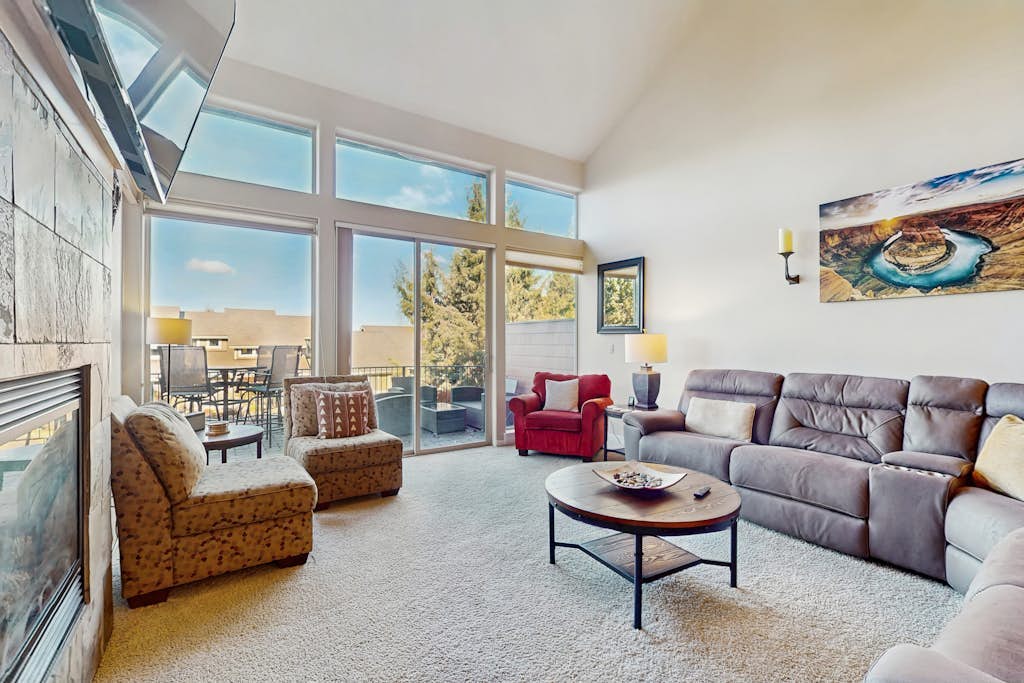 Dog-friendly townhome with mountain views, pools, hot tubs, fitness room, & W/D