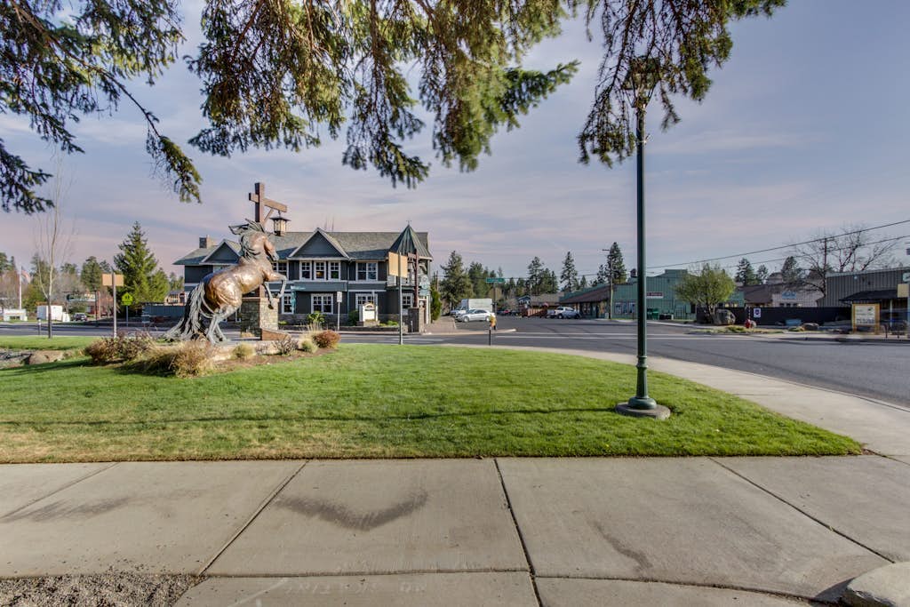 Downtown Sisters home w/ private hot tub & fenced yard - dogs welcome