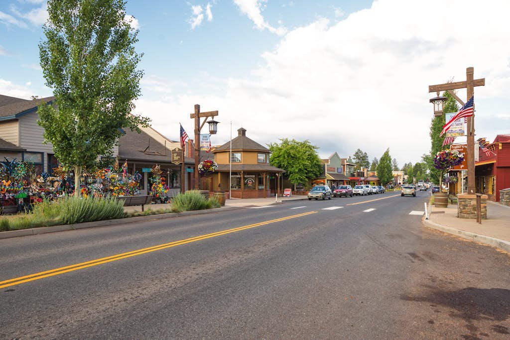 Downtown Sisters home w/ private hot tub & fenced yard - dogs welcome