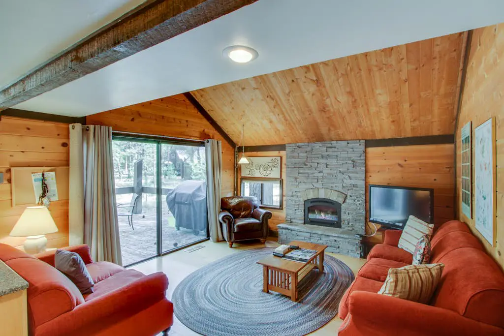 Sleek home with private hot tub & SHARC access - dog-friendly