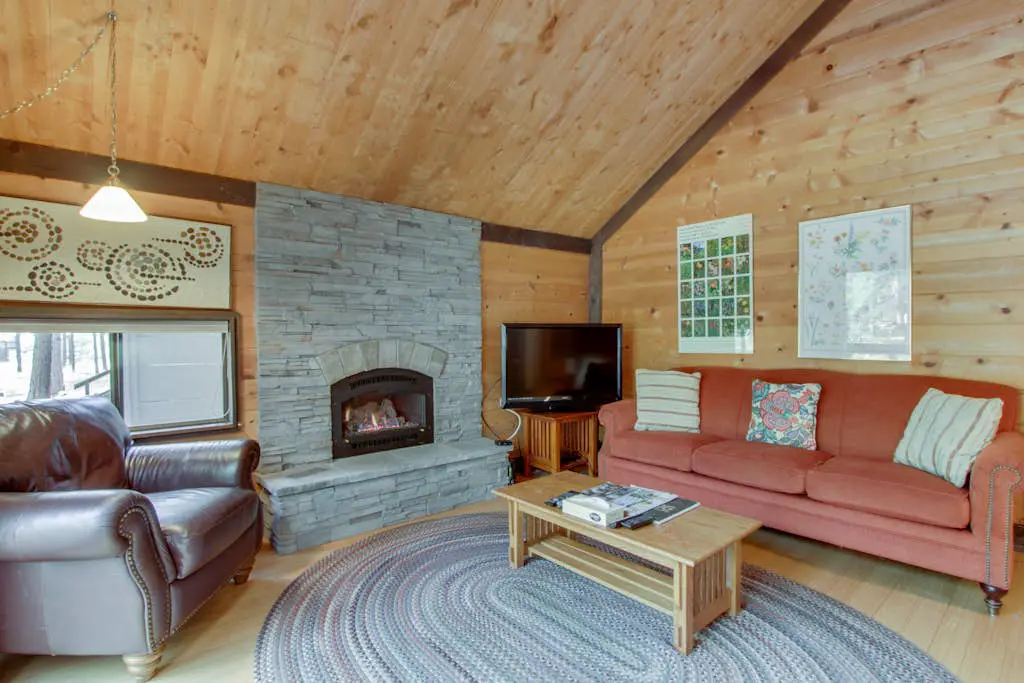 Sleek home with private hot tub & SHARC access - dog-friendly