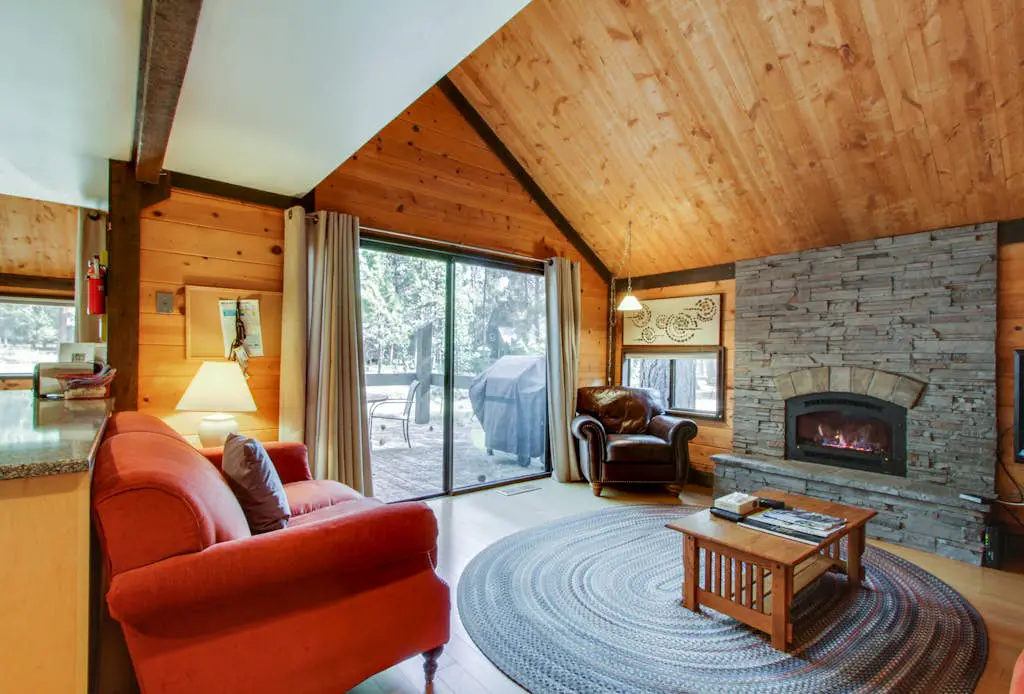 Sleek home with private hot tub & SHARC access - dog-friendly