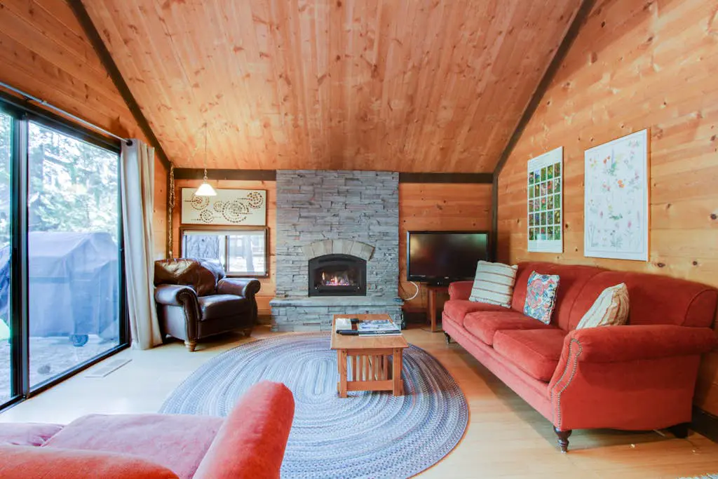 Sleek home with private hot tub & SHARC access - dog-friendly