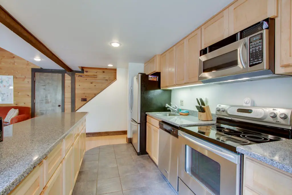Sleek home with private hot tub & SHARC access - dog-friendly