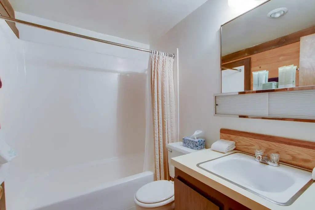 Sleek home with private hot tub & SHARC access - dog-friendly