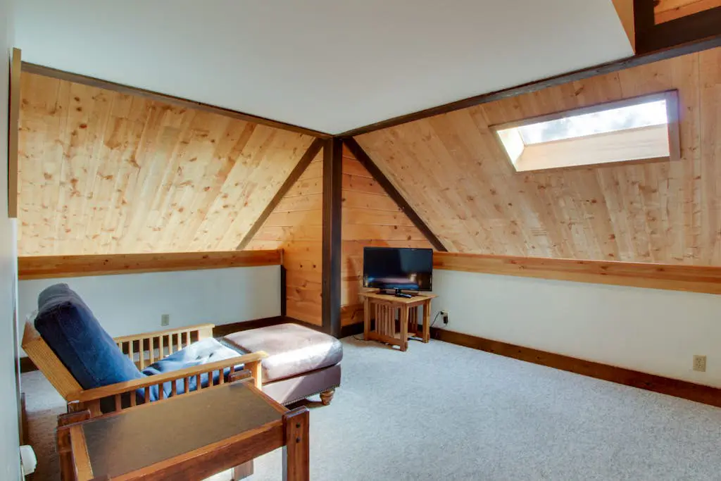 Sleek home with private hot tub & SHARC access - dog-friendly