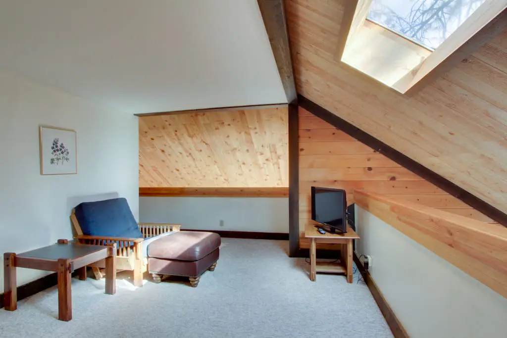 Sleek home with private hot tub & SHARC access - dog-friendly
