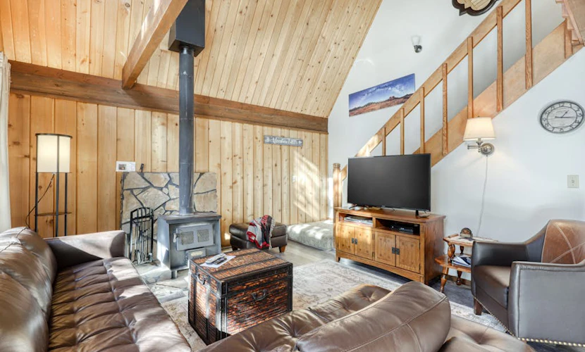 Cozy cabin with three decks, EV charger, & SHARC Passes - dog-friendly