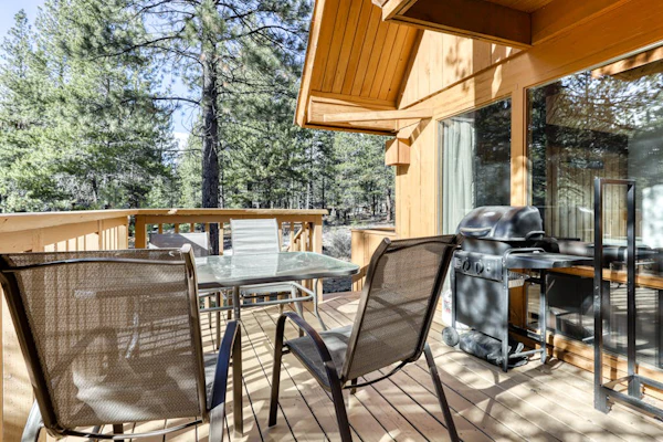 Cozy cabin with three decks, EV charger, & SHARC Passes - dog-friendly