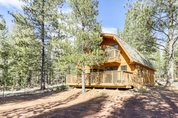 Cozy cabin with three decks, EV charger, & SHARC Passes - dog-friendly