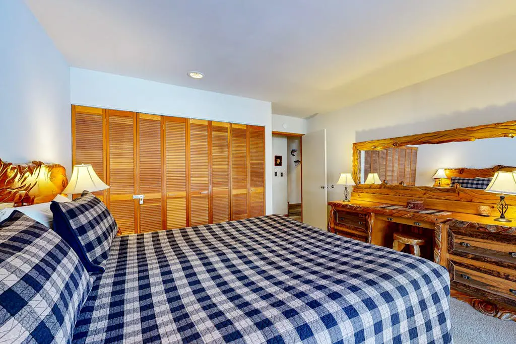 Sunriver Condo with Private Hot Tub, WiFi,