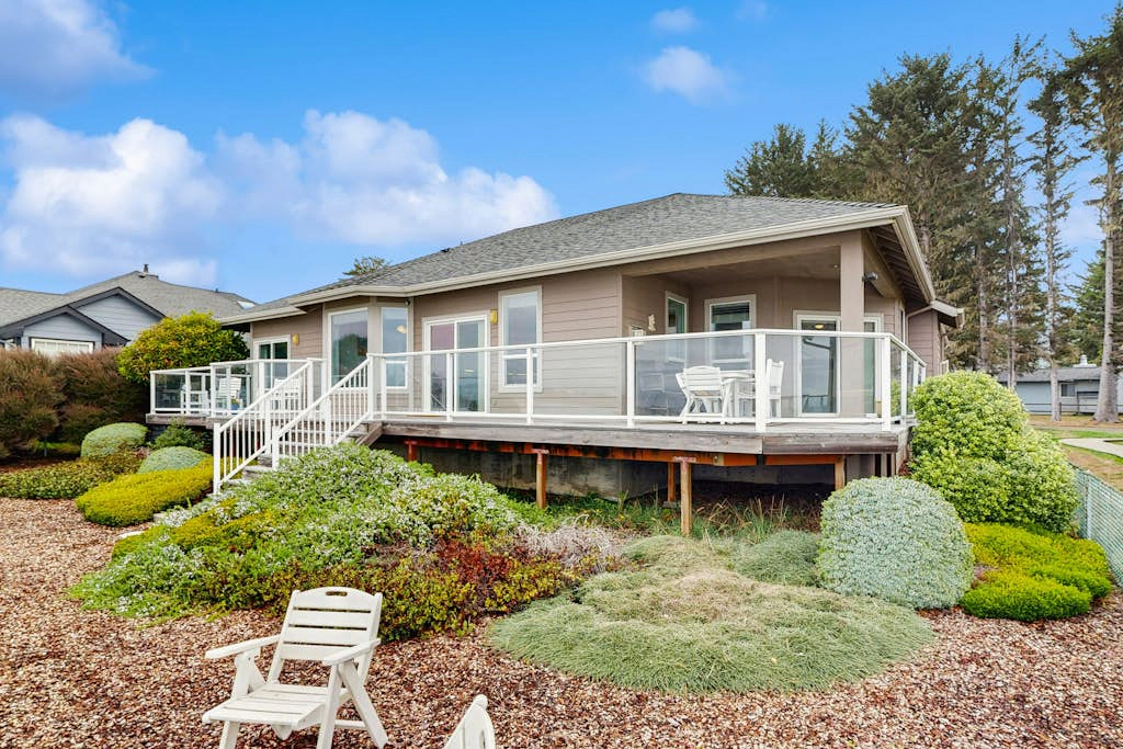 Oceanfront home with outdoor dining, WIFI, fireplace, gas grill, washer & dryer