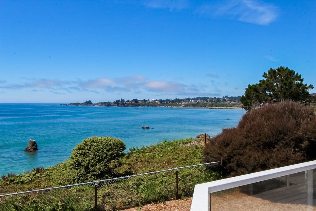 Oceanfront home with outdoor dining, WIFI, fireplace, gas grill, washer & dryer