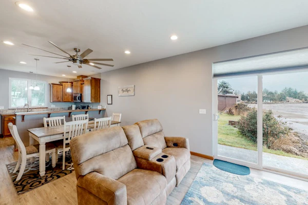 Quiet, newly built, bayfront beauty with marvelous sunset views & jetted tub
