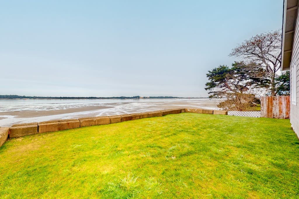 Quiet, newly built, bayfront beauty with marvelous sunset views & jetted tub